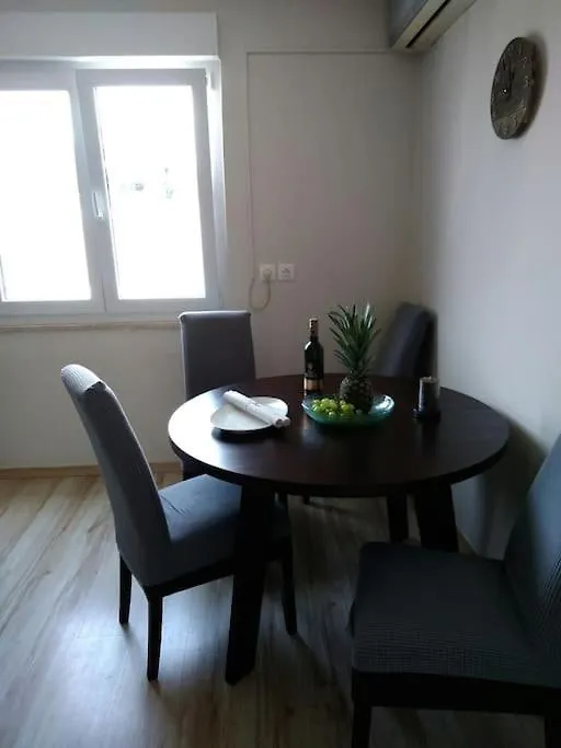 Apartment Five Minutes From City Center Pula